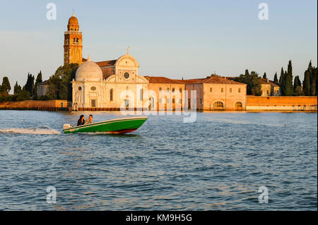 Barca veloce passando la chiesa di San Michele in Isola Laguna di Venezia Foto Stock