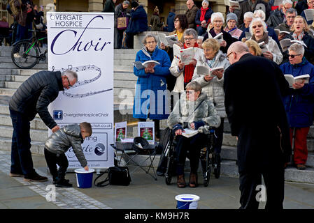 Coro la raccolta di fondi per Overgate ospizio, in pezza Hall, Halifax, West Yorkshire Regno Unito Foto Stock