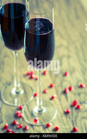 Due bicchieri di champagne con i semi di melograno Foto Stock