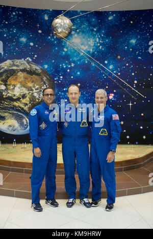 NASA International Space Station Expedition 53 membri dell'equipaggio (L-R) l'astronauta americano Joe Acaba, il cosmonauta russo Alexander Misurkin e l'astronauta americano Mark Vande Hei posano nel Cosmodromo di Baikonur Korolev Museum durante le tradizionali attività pre-lancio il 7 settembre 2017 a Baikonur, Kazakistan. (Foto di Victor Zelentsov via Planetpix) Foto Stock