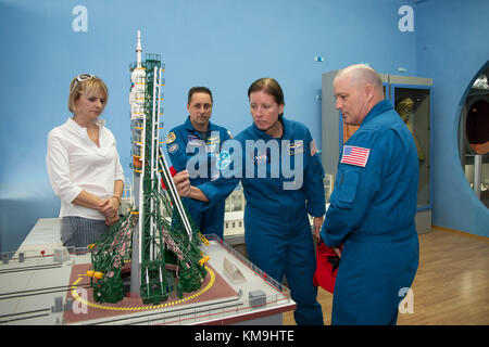 NASA International Space Station Expedition 53 membri dell'equipaggio di riserva (L-R) il cosmonauta russo Anton Shkaplerov di Roscosmos e gli astronauti americani Sharon Walker e Scott Tingle controllano un mockup di un razzo Soyuz al Museo spaziale del cosmodromo di Baikonur durante le tradizionali attività pre-lancio l'8 settembre 2017 a Baikonur, Kazakistan. (Foto di Victor Zelentsov via Planetpix) Foto Stock