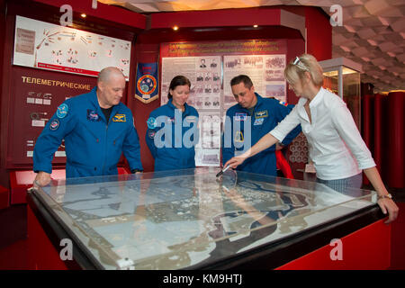 I membri dell'equipaggio di riserva della NASA International Space Station Expedition 53 (L-R) gli astronauti americani Scott Tingle e Shannon Walker, e il cosmonauta russo Anton Shkaplerov di Roscosmos osservano il layout del cosmodromo di Baikonur al Museo spaziale dei cosmodromi di Baikonur durante le tradizionali attività pre-lancio l'8 settembre 2017 a Baikonur, Kazakistan. (Foto di Victor Zelentsov via Planetpix) Foto Stock