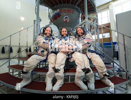 NASA International Space Station Expedition 53 membri dell'equipaggio di riserva (L-R) l'astronauta americano Scott Tingle, il cosmonauta russo Anton Shkaplerov di Roscosmos e l'astronauta americano Shanon Walker si preparano per i loro esami di qualifica Soyuz a lancio di Sokol e tute spaziali di ingresso al Gagarin Cosmonaut Training Center 30 agosto 2017 a Star City, Russia. (Foto di Bill Ingalls via Planetpix) Foto Stock