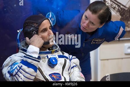 La Nasa stazione spaziale internazionale expedition 53 il primo membro di equipaggio astronauta americano Joe acaba (sinistra) parla con equipaggio di riserva degli stati astronauta americano shannon walker mentre ha la sua sokol lancio e entrata spacesuit controllato di pressione prima del lancio a bordo della Soyuz ms-06 navicella spaziale al cosmodromo di Baikonur edificio 254 settembre 12, 2017 di Baikonur in Kazakhstan. (Foto di bill ingalls via planetpix) Foto Stock