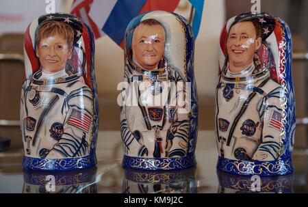 Matrioska russa nidificazione di bambole raffiguranti la NASA stazione spaziale internazionale expedition 52 primo equipaggio (l-r) astronauta americano Peggy Whitson, cosmonauta russo fyodor yurchikhin di roscosmos e astronauta americano jack fischer attendere sul display come regali tradizionali per la loro soyuz ms-04 rocket sbarco e arrivo all'aeroporto di karaganda settembre 3, 2017 a Karaganda in Kazakhstan. (Foto di bill ingalls via planetpix) Foto Stock