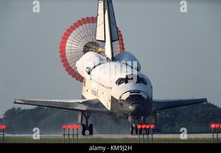 Lo Space Shuttle Columbia atterra al Kennedy Space Center dopo la missione STS-50 Microgravity Laboratory 1 il 9 luglio 1992 a Merritt Island, Florida. (Foto della NASA foto via Planetpix) Foto Stock