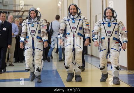 NASA International Space Station Expedition 53 membri dell'equipaggio di riserva (L-R) l'astronauta americano Shannon Walker, il cosmonauta russo Anton Shkaplerov di Roscosmos e l'astronauta americano Scott Tingle si preparano per i loro esami di qualifica Soyuz a Sokol lancio e tute spaziali di ingresso al Gagarin Cosmonaut Training Center 30 agosto 2017 a Star City, Russia. (Foto di Bill Ingalls via Planetpix) Foto Stock