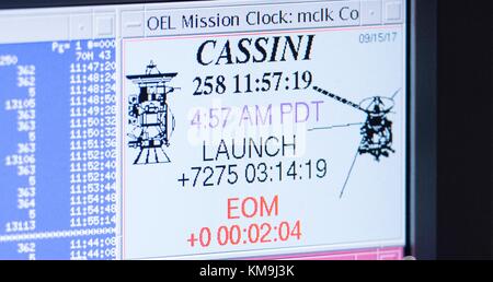 I computer nella sala di controllo della missione monitorano la sonda Cassini mentre fa il suo ultimo tuffo su Saturno durante la fine della missione Cassini-Huygens presso il Jet Propulsion Laboratory della NASA il 15 settembre 2017 a Pasadena, California. (Foto di Joel Kowsky via Planetpix) Foto Stock