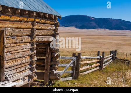 Fienile di registro su una storica ranch a Valles Grande all'interno di Valles Caldera National Preserve, a preservare gestito dal National Park Service, Nuovo Messico, STATI UNITI D'AMERICA Foto Stock