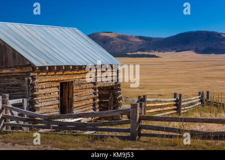 Fienile di registro su una storica ranch a Valles Grande all'interno di Valles Caldera National Preserve, a preservare gestito dal National Park Service, Nuovo Messico, STATI UNITI D'AMERICA Foto Stock