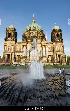 Fontana nella parte anteriore della cupola, Berlino, Germania Foto Stock
