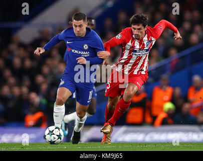 Del Chelsea Eden Hazard (sinistra) e Atletico Madrid Stefan Savic in azione durante la UEFA Champions League a Stamford Bridge, Londra. Foto Stock