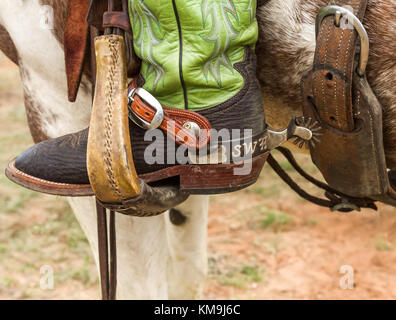 Decorativi lavori in cuoio e contrafforti sono un cowboy il modo di personalizzare il suo lavoro di adesività. Foto Stock