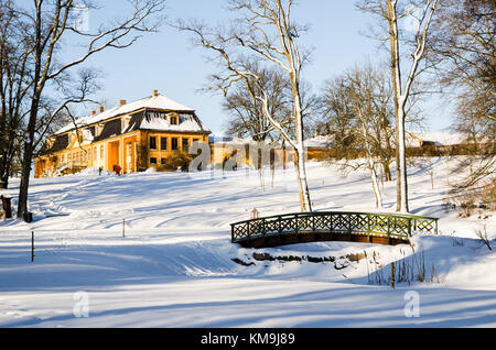 Arco in legno passerella su paesaggi innevati. Area Bogstadvannet a Oslo, Norvegia. Winterscape Foto Stock