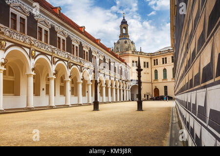 Vista del cortile delle scuderie (Stallhof) verso la cancelleria edificio, George Gate e Hausmannsturm torre del castello di Dresda, Sassonia, Germania. Foto Stock