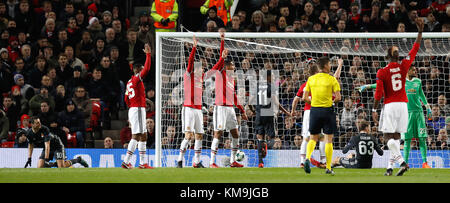 Il Manchester United giocatori ricorso dopo il CSKA Mosca del Alan Dzagoev (sinistra) punteggi il suo lato del primo obiettivo durante la UEFA Champions League a Old Trafford, Manchester. Foto Stock