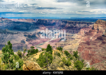 Parco nazionale del Grand Canyon arizona vista del paesaggio con fiume Colorado in distanza. fasce stratificate di red rock rivelando di milioni di anni di ge Foto Stock