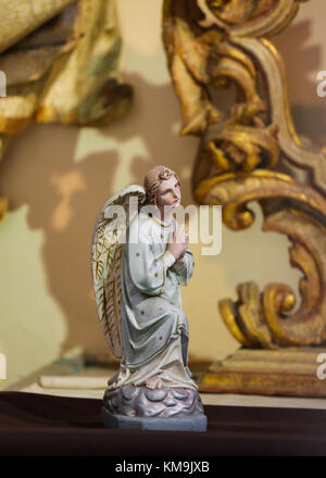 Statua di un angelo in preghiera nella Chiesa Loreta, Praga Foto Stock