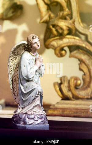 Statua di un angelo in preghiera nella Chiesa Loreta, Praga Foto Stock