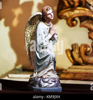 Statua di un angelo in preghiera nella Chiesa Loreta, Praga Foto Stock