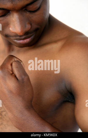 L'uomo africano che mostra i suoi muscoli Foto Stock