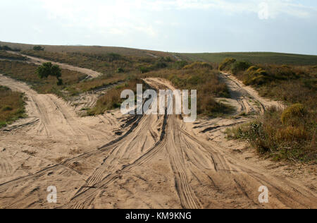 Le strade di sabbia che conduce a Ponta do Oura, Mozambico Foto Stock