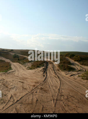 Le strade di sabbia che conduce a Ponta do Oura, Mozambico Foto Stock