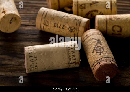 Bottiglia di vino usata e assortita su un tavolo di legno Foto Stock