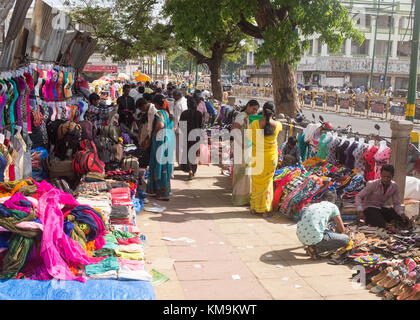 La gente lo shopping al locale mercato stradale a Mysore, Mysuru, Karnataka, India. Foto Stock