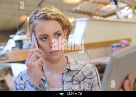 Piuttosto warehouse manager utilizzando tablet pc in un magazzino Foto Stock