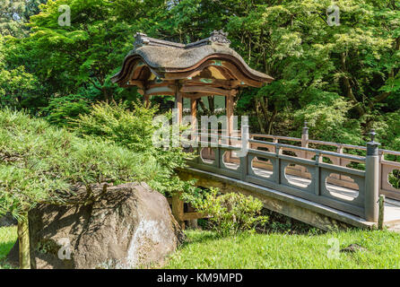 Ponte Teisha al Museo all'aperto del Giardino di Sankeien, Yokohama, Kanagawa, Giappone Foto Stock