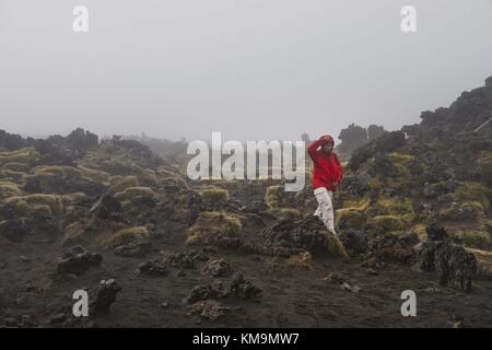 Il leggendario Tongariro via (Tongariro Alpine Crossing) nel Parco Nazionale di Tongariro richiede un sacco di potenza. Per molti la Nuova Zelanda i viaggiatori il percorso sulla North Island è un programma obbligatorio. (05 febbraio 2016) | utilizzo in tutto il mondo Foto Stock