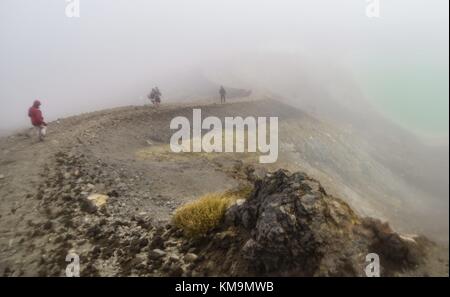 Sfida per i turisti di trekking: Una parte del Parco Nazionale del Tongariro, attraversata dal leggendario tracciato del Tongariro (Tongariro Alpine Crossing), assomiglia a un paesaggio lunare con un lago turchese (Laghi di Smeraldo). (05 febbraio 2016) | utilizzo in tutto il mondo Foto Stock