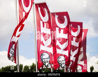 Kentucky Fried Chicken bandiere nella parte anteriore di un kfc ristorante vicino a Frankfurt am Main (Germania) | utilizzo in tutto il mondo Foto Stock