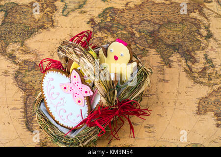 Vacanze di Pasqua viaggi su diversi paesi. bella vetrata, cookies world map. studio foto Foto Stock