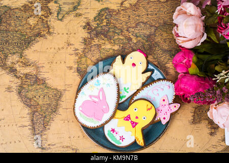 Vacanze di Pasqua viaggi su diversi paesi. bella vetrata, cookies world map. studio foto Foto Stock