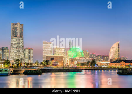 Skyline illuminato di Yokohama all'alba, Kanagawa, Giappone Foto Stock