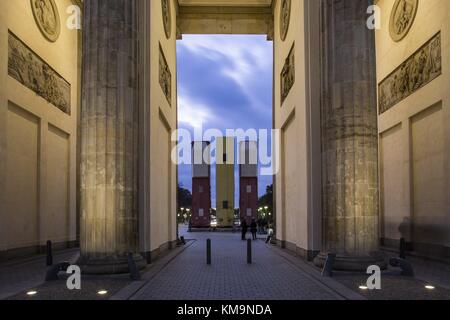 L'opera d'arte "Monumento" dell'artista tedesco-siriano Manaf Halbouni si trova dietro la porta di Brandeburgo a Berlino, Germania, 13.11.2017. L'insolito memoriale della pace rappresenta un barikade istituito ad Aleppo durante la guerra civile siriana. | utilizzo in tutto il mondo Foto Stock