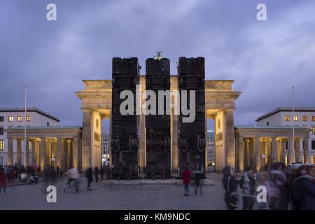 L'opera d'arte "Monumento" dell'artista tedesco-siriano Manaf Halbouni si trova di fronte alla porta di Brandeburgo a Berlino, Germania, 13.11.2017. L'insolito memoriale della pace rappresenta un barikade istituito ad Aleppo durante la guerra civile siriana. | utilizzo in tutto il mondo Foto Stock