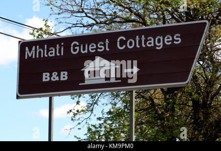 Parco Nazionale di Kruger, Mpumalanga, cartello che mostrano la direzione di Mhlati, Guest Cottage Foto Stock