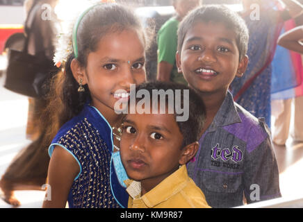 Ritratto di bambini presso la stazione degli autobus, Mysore, Karnataka, India. Foto Stock