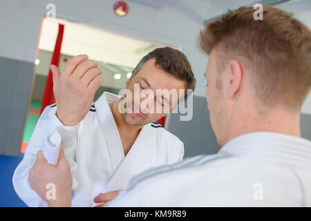 Grave il karate player ottenere pronto per la lotta Foto Stock