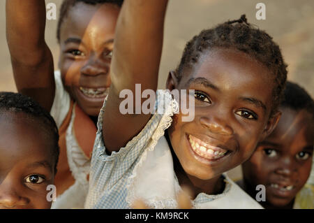 Sorridenti e felici i bambini in Kawaza village, Provincia Orientale, Zambia Foto Stock