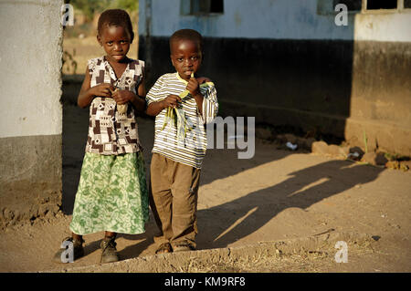 Due bambini in Kawaza village, Provincia Orientale, Zambia Foto Stock