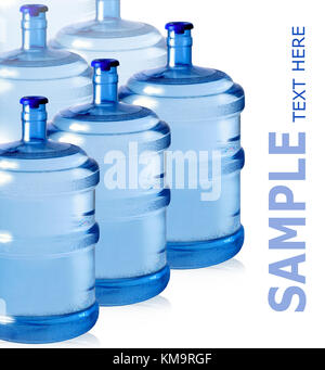Grandi bottiglie in plastica per acqua potabile isolato su uno sfondo bianco Foto Stock