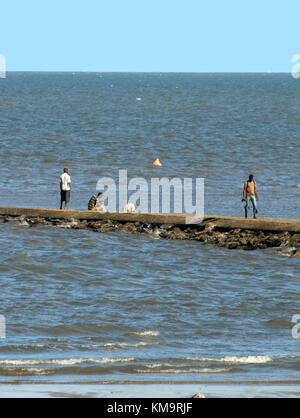 Maputo, Mozambico, giovani uomini su un molo Foto Stock