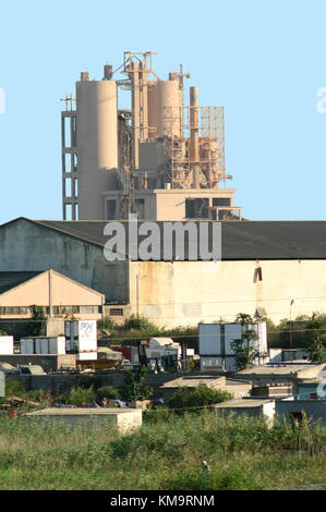 Maputo, Mozambico, silos, magazzino e baracche in primo piano Foto Stock