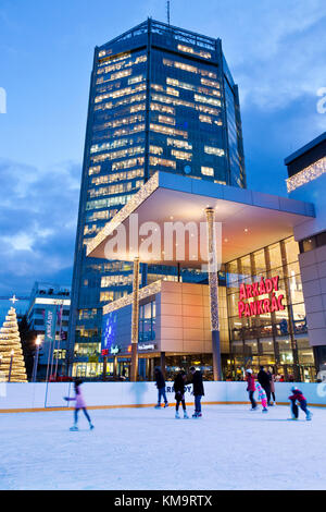 Pubblico di natale il pattinaggio su ghiaccio, shopping centrum arkady pankrac, Praga, Repubblica ceca Foto Stock