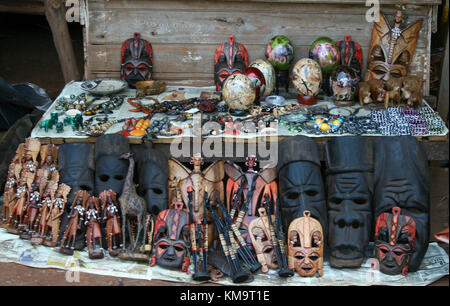 Pellegrini resto, Mpumalanga, africani in legno di curiosità e dipinto di uova di struzzo per la vendita Foto Stock