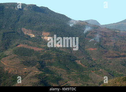 Mpumalanga, Sud Africa, Blyde River Canyon, pennacchi di fumo che salgono dal la vegetazione Foto Stock